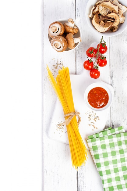 Pasta na drewnianym stole